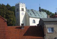 pohled z náměstí na renesanční věž kostela
