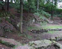 pozústatky kamenného divadla v zákoutí lesa