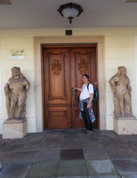 sochy Herkulů u hlavního vchodu do zámku