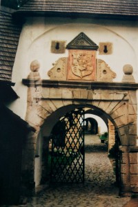 vstupní brana na  nádvoří  hradu Sovinec
