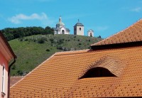 pohled na Sv. kopeček z ulic Mikulova