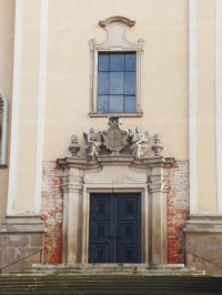 vchod do kostela se znakem Rotalů