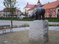 symbolická socha medvěda brtníka