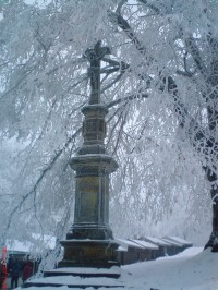 kříž v zimním závoji