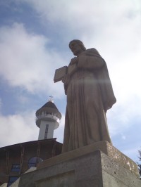 sochy sv. Cyrila a Metoděje na začátku hlavního schodiště 