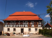 opravovaný historický dům v Kostelní Bříze