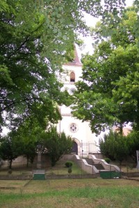 Kroučová, opukový kostel - díky světlu a stromům témeř nevyfotitelný