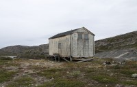 Chata na břehu jezera Ikkarlluttoq