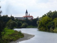 Ŕeka Bečva - v pozadí zámek