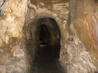 V jeskyních - tunel směrem ven z jeskyní