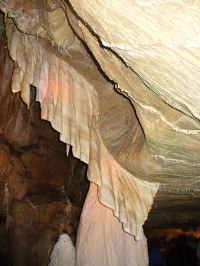 V jeskyních - záclona