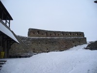 Zříceniny hradu - opravena zeď