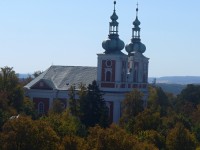 Pohled z rozhledny - Kostel sv.Kříže a Panny Marie Sedmibolestné