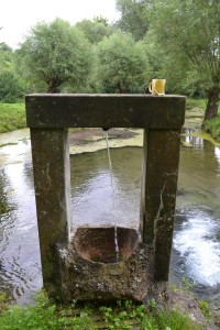 Débeř-fontánka u rybníčka