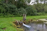 Débeř-přepad z vodárenské štoly do rybníčka