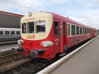 Na brašovském hlavním nádraží je k odjezdu připravena motorová jednotka do Zarnesti.