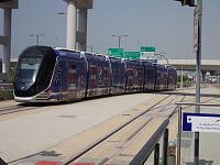 Dubajská tramvaj odbírá proud z přívodu umístěného mezi kolejemi.