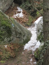 Úzká stezka ve skalách