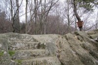 Vrchol Zámčisko- schody vytesané do skály jsou údajně pozůstatkem Pulčínského hradu