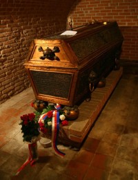 Rakev s ostatky Louise Raduita de Souche v kryptě pod kostelem