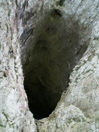 Jeden z otvorů jeskyně