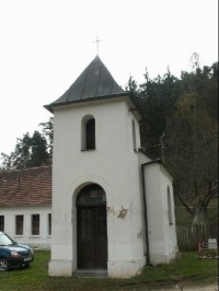 Kaple na Šmelcovně: Kaple byla vystavěna v roce 1905 z darů a sbírek místních obyvatel. Stojí stranou od hlavní turistické trasy, kousek za hospodou.