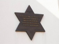 Pamětní deska na synagoze