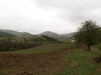 Lomnice u Tišnova: Pohled na Lomnici od jedné z plahočin na naučné stezce Járy Cimrmana.