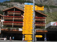 Ukazatel v Zermattu u nádraží