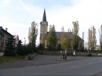 Dvorce, kostel na náměstí