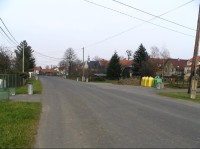Střed obce Hůrka, v pozadí je kaplička