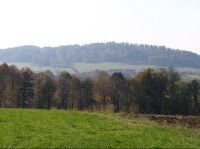 Obec Hůrka, v pozadí je vidět kopec Hůrka