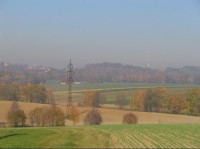 Pohled na rozhlednu od Pustějova: vlevo od vysílače je vidět obec Bílov