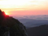 Východ slunce nad Strážovskými vrchy: Pohled z bradla do Pováží