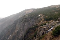 Skalní stěny spadající do Labského dolu: Pohled od Pančavského vodopádu