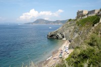 Spiaggia delle Viste z betonové přístupové cesty - Napoleonova rezidence