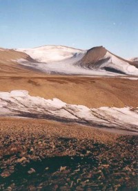 Vrcholy Karl Bay-fjellet dosahují  975 a 1015 m