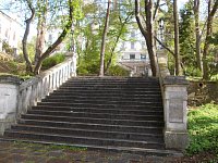 schody vedúce k budove školy