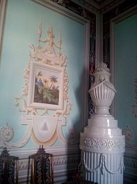 biele kachle a obraz na stene panského salóna, ktoré dal realizovať Stanislav Mniszek