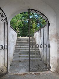 schody vedúce do parku