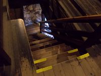 kamenné schody prec hádzajú do drevených