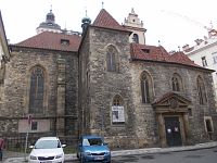 kostol sv. Martina ve zdi medzi budovami