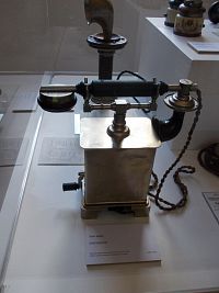 stolový telefón