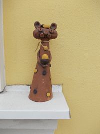 hlinená keramika na oknách pražiarne -kočička