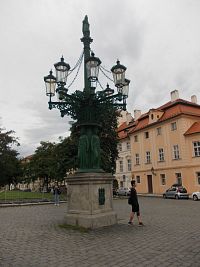 plynová lucerna na Hradnom námestí, neďaleko Arcibiskupského paláca