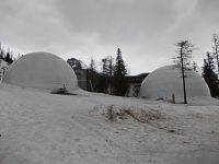 pohľad na kupole s ľadovými sochami