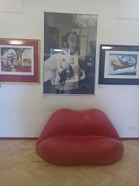 fotka Salvadora Daliho a pohovka v tvare rtov herečky Mae Westovej