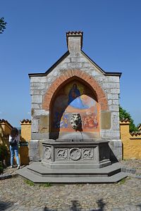 fontána pri vstupe do zámku