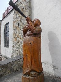 jedna z drevených sôch v areály hradu