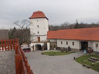 pohľad z hlavnej budovy hradu